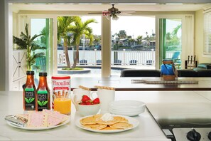 Dining - Water Front! Heated Pool, 6p Golf Cart, 2 Kayaks (Indian Rocks Beach)