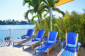 Terrace/patio - Water Front! Heated Pool, 6p Golf Cart, 2 Kayaks (Indian Rocks Beach)