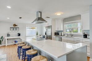 Fridge, microwave, oven, stovetop - Water Front! Heated Pool, 6p Golf Cart, 2 Kayaks (Indian Rocks Beach)