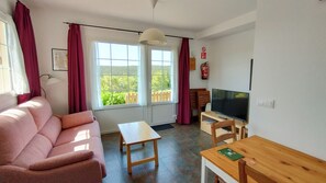 Apartamento | Área de estar | TV de tela plana 32 polegadas com canais a cabo, TV