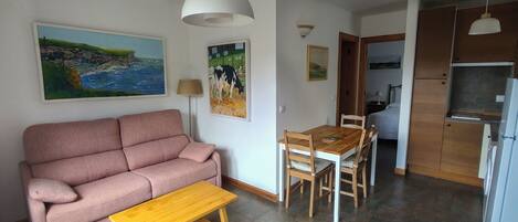 Appartement | Aire de séjour | Téléviseur à écran plat de 32 po avec télévision par câble, téléviseur