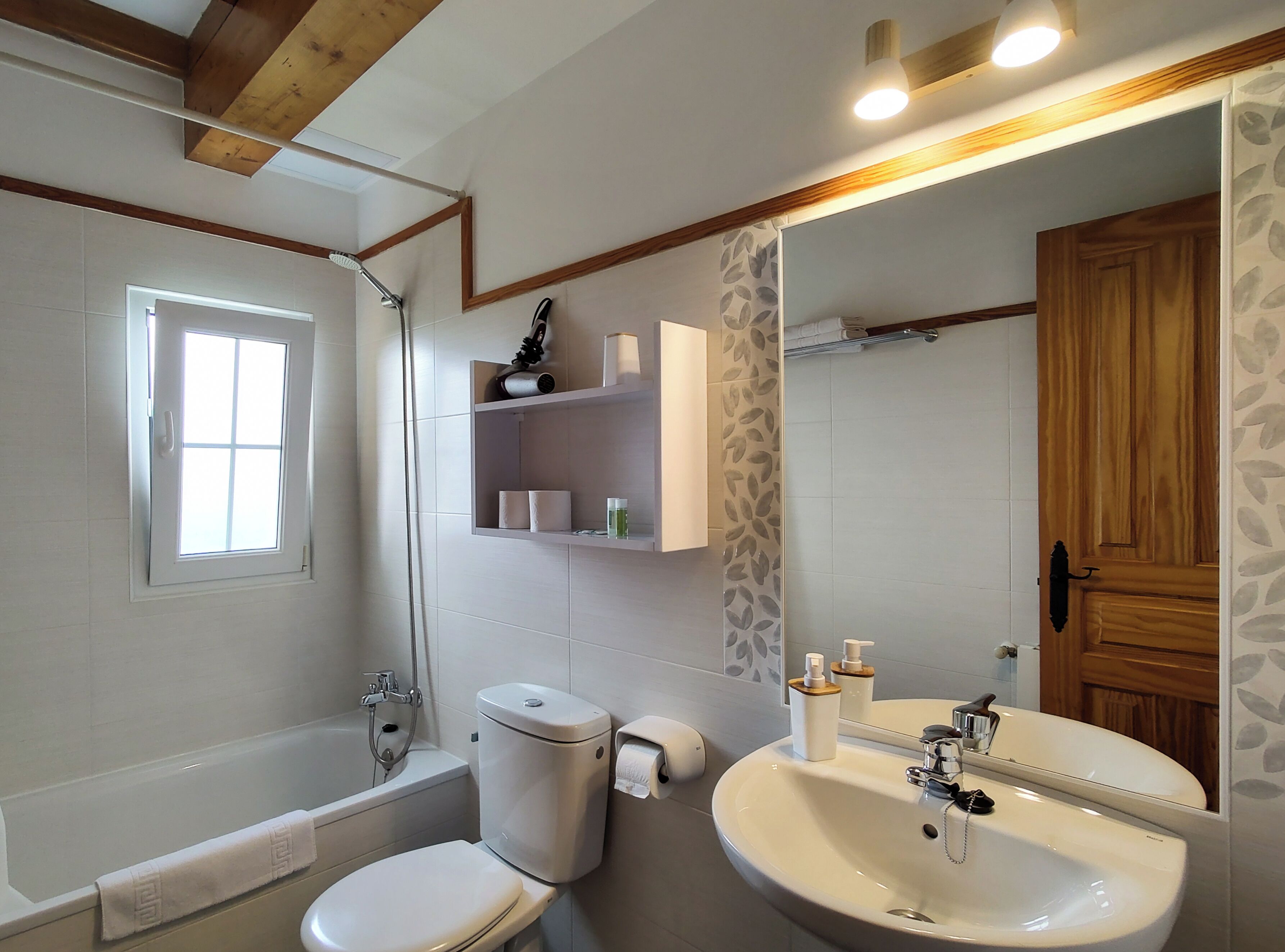 Apartment | Badezimmer | Badewanne, Haartrockner, Handtücher, Seife