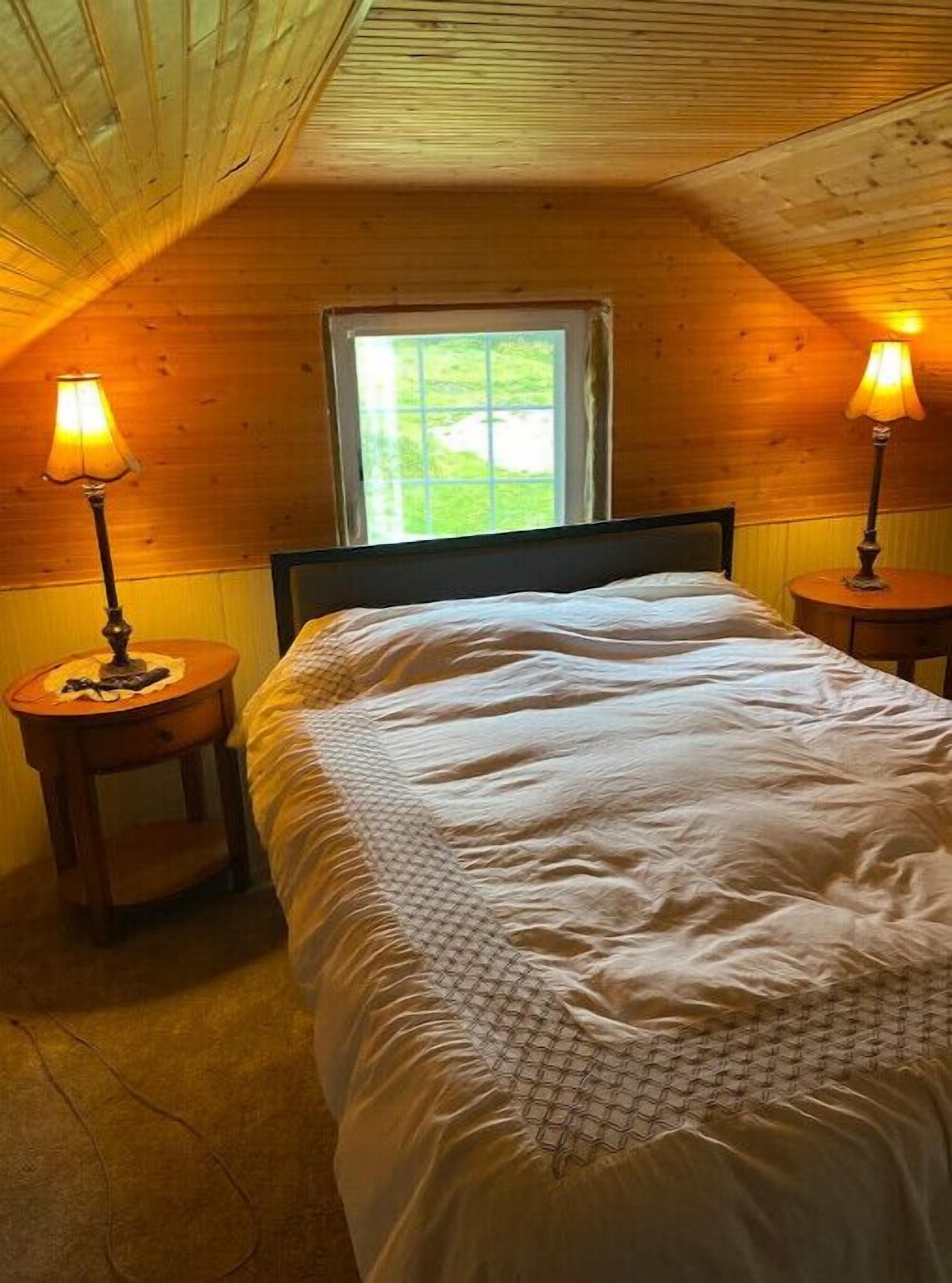 Remodeled home with fire-pit, within walking distance of Deep Creek River.