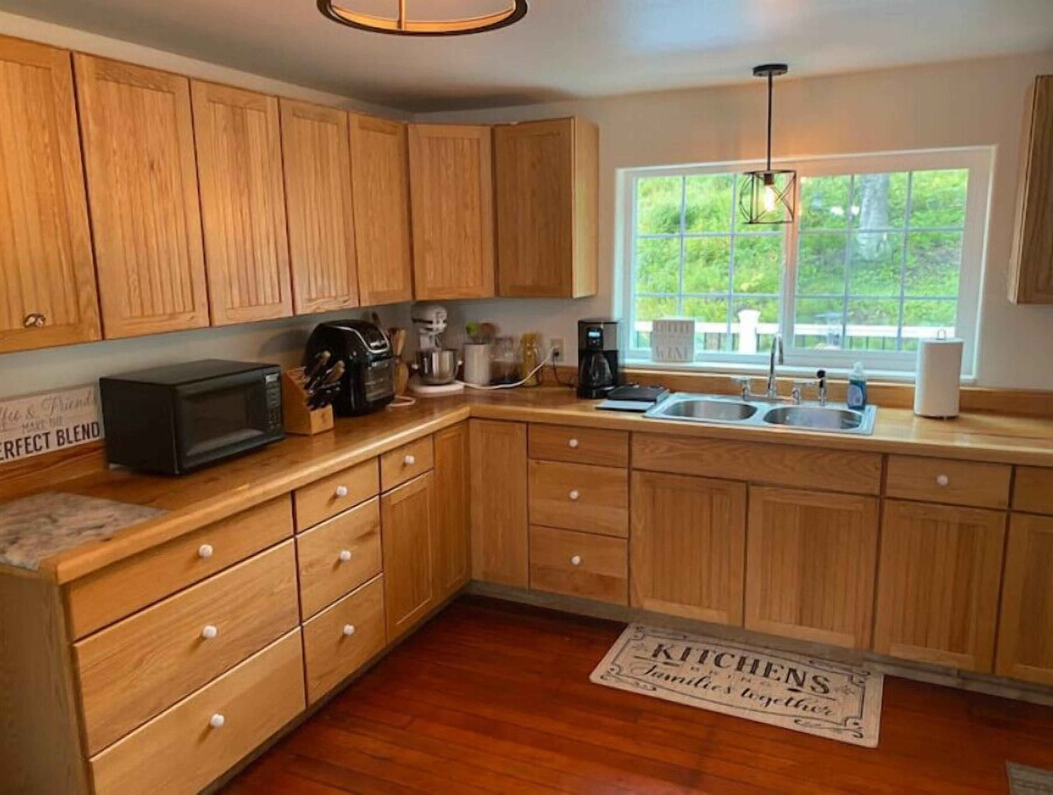 Remodeled home with fire-pit, within walking distance of Deep Creek River.