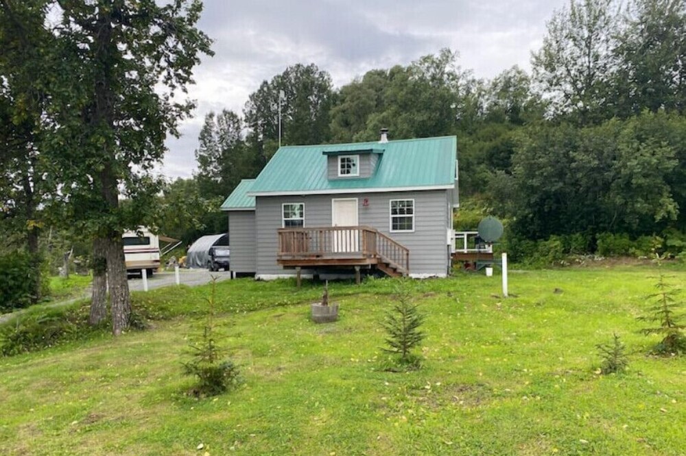 Remodeled home with fire-pit, within walking distance of Deep Creek River.