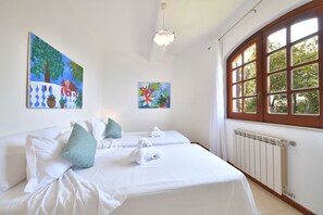 4 عدّة غرف نوم وخزنة داخل الغرفة ومكتب ومكواة/لوح كي