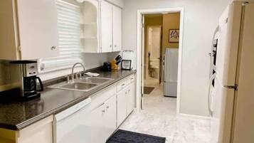 冰箱、微波炉、烤箱、炉灶