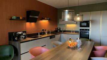 Réfrigérateur, micro-ondes, four, plaque de cuisson