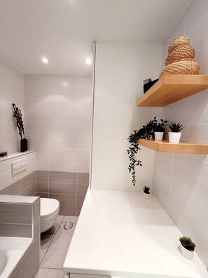 Banyera, assecador de cabells i tovalloles