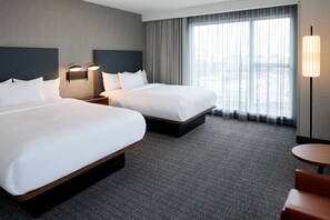 Kamar, 2 Tempat Tidur Queen, Bebas Asap Rokok | 1 kamar tidur, brankas, tirai kedap cahaya, dan setrika/meja setrika