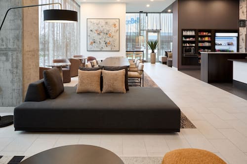 2 Bars/Lounges