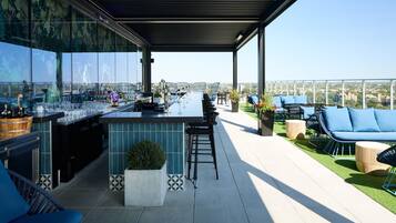2 bars/lounges