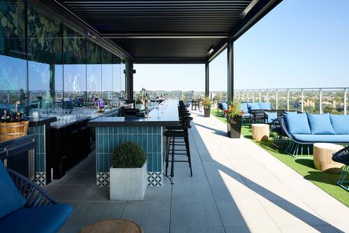 2 Bars/Lounges
