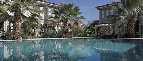 2 outdoor pools