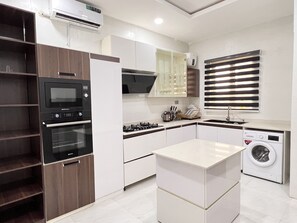 Private kitchen - Cozy High-Class 3 Bedroom Apartment, MJ Place, Lekki Phase 1, Lagos, Nigeria (Lekki)