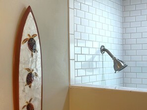 Dutxa, assecador de cabells, tovalloles i sabó 