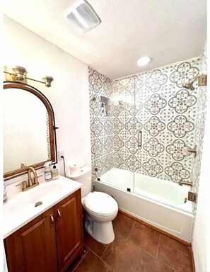 Handtücher, Seife, Shampoo, Toilettenpapier