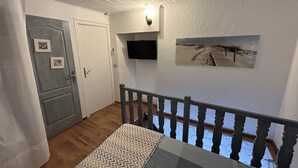 Un escalier avec une rampe en bois menant à un palier.