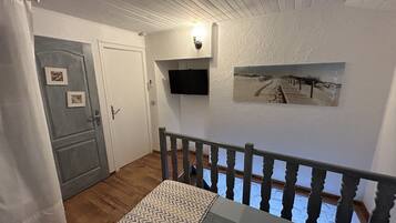 1 habitación, escritorio, tabla de planchar con plancha y wifi gratis