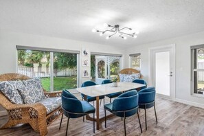 Dining - Brand NEW POOL &  SPA! Walk to Beach! (West Palm Beach)