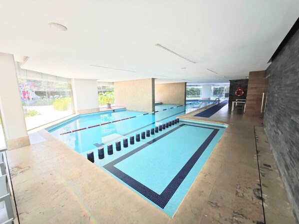 Una piscina techada, una piscina climatizada