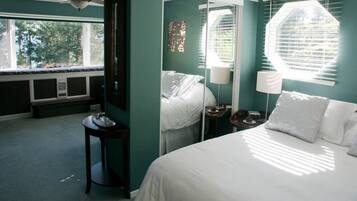 Skrivebord, strykejern/-brett, reiseseng for barn og wi-fi (inkludert)