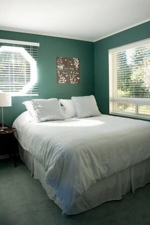 Escritorio, tabla de planchar con plancha, cuna de viaje y wifi gratis 