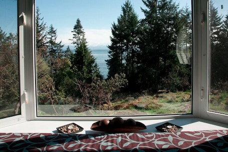 Interior. Oceanview Guest Suite with Large 2 Person Soaker Tub