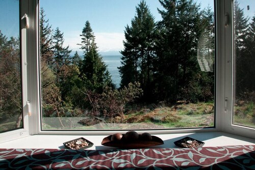 Oceanview Guest Suite with Large 2 Person Soaker Tub