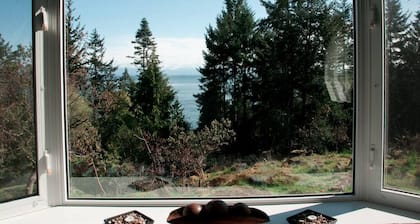 Oceanview Guest Suite with Large 2 Person Soaker Tub