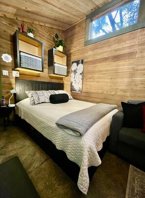 Iron/ironing board, free WiFi, bed sheets - Cozy Cabana with Large Outdoor Hot Tub (Nanoose Bay)