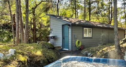 Cozy Cabana with Large Outdoor Hot Tub