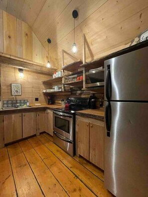 Refrigerador, microondas, horno y parrilla de estufa