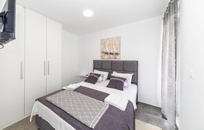 3 bedrooms, iron/ironing board, travel crib, free WiFi - Gorgeous apartment in Okrug Gornji (Okrug Gornji)