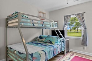 4 slaapkamers, een strijkplank/strijkijzer, gratis wifi, beddengoed