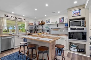 Réfrigérateur, four à micro-ondes, un four, surface de cuisson