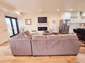 Smart TV, fireplace - Updated 2 Bedroom Condo! (Detroit Lakes)
