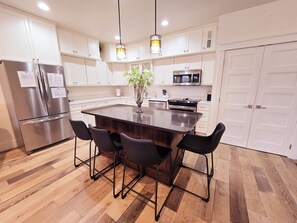 Réfrigérateur, micro-ondes, four, plaque de cuisson