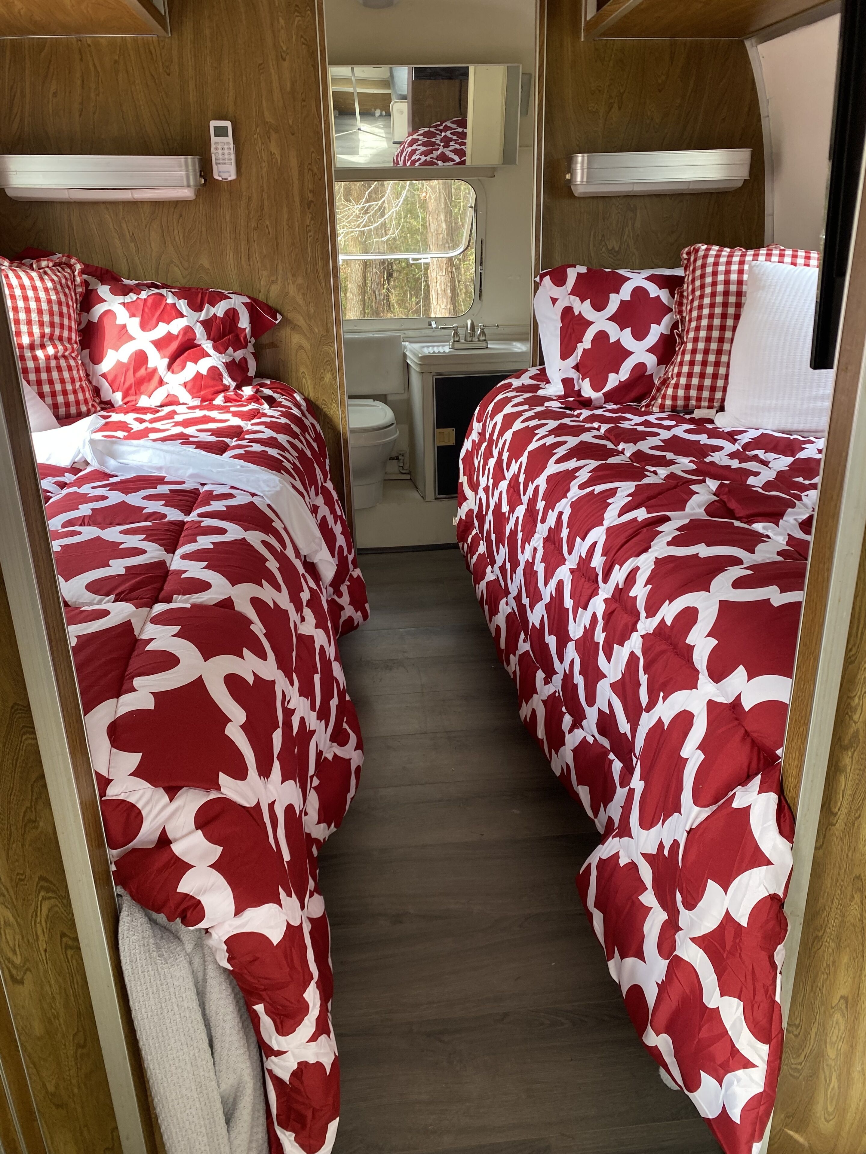Restful Glamping Airstream: WiFi, Fire pit, Pet Friendly [small fee]