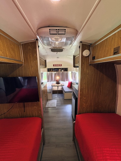 Peaceful Airstream Fast WiFi Low Pet Fee FirePit Star Gazing Convenient