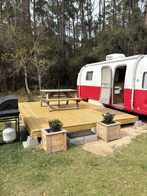 Outdoor dining - Peaceful Airstream Fast WiFi Low Pet Fee FirePit Star Gazing Convenient (Silverhill)
