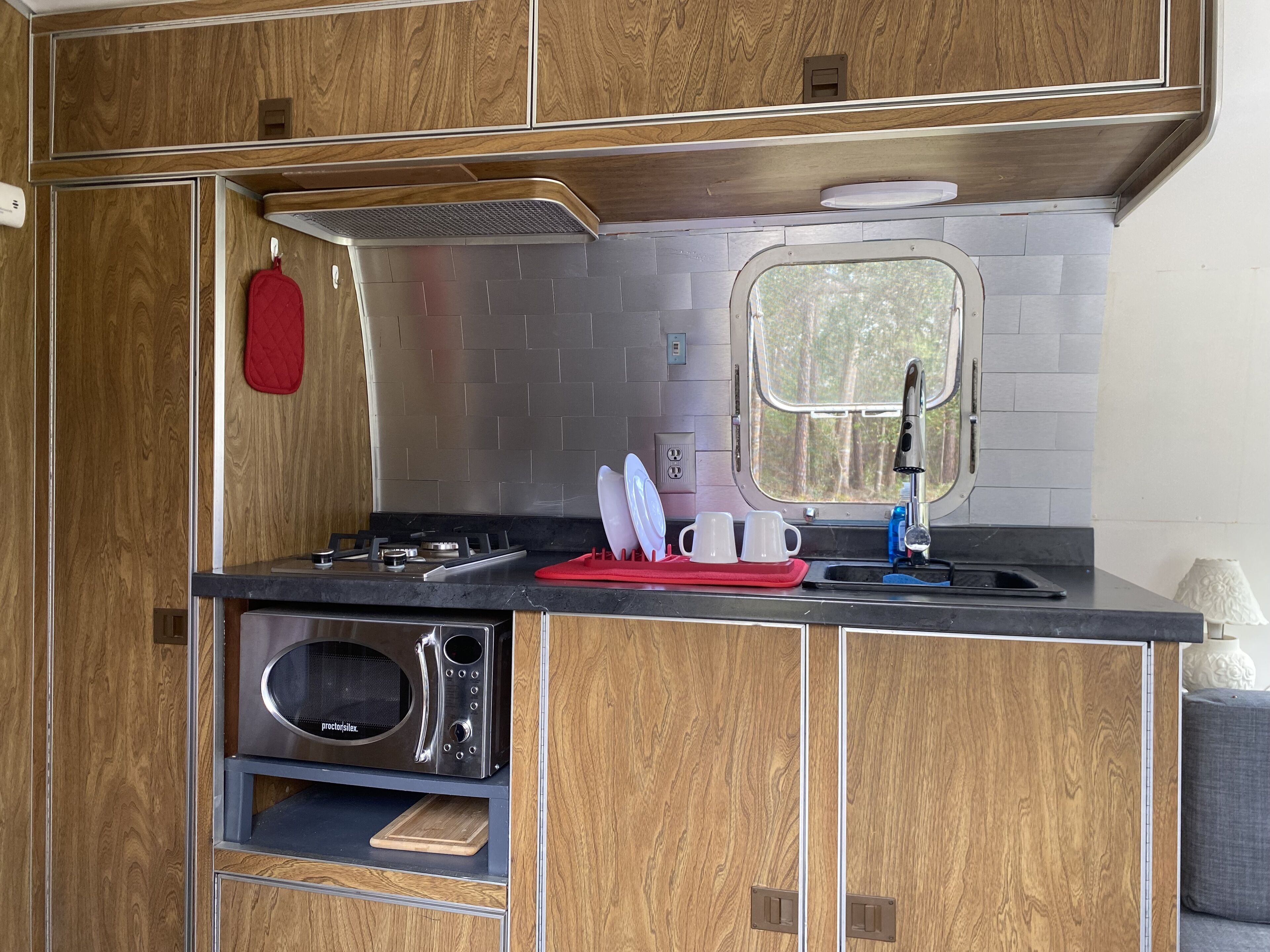 Restful Glamping Airstream: WiFi, Fire pit, Pet Friendly [small fee]