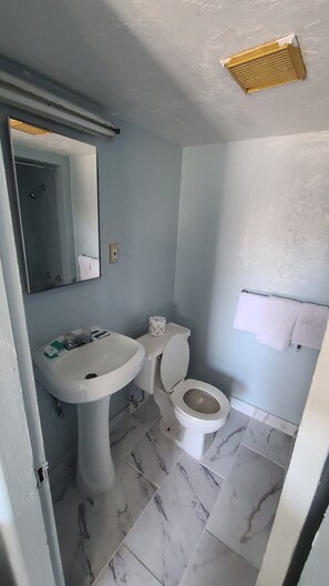 Deluxe-Zimmer | Badezimmer | Dusche, Handtücher, Seife, Shampoo