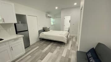 1 habitación, tabla de planchar con plancha, wifi gratis y ropa de cama