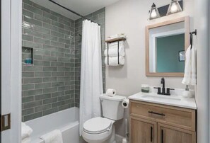 Shower, hair dryer, towels, soap - Stateline & LakeTahoe Gem Newly Updated Home Up To 8ppl max Occupancy (Stateline)