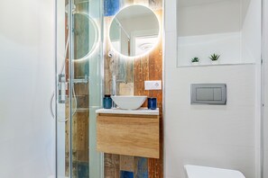 Ducha, secador de pelo, bidé y toallas