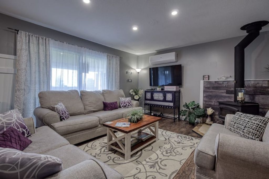 Erie Shores Retreat family cottage with hot tub!!