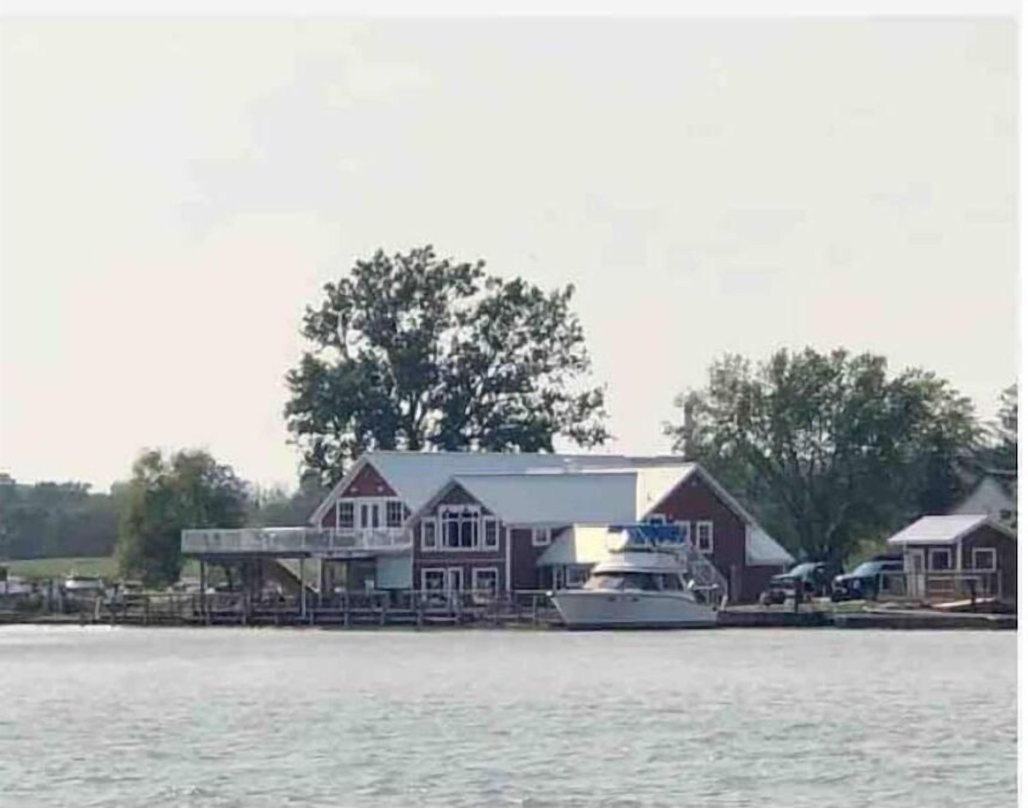 Erie Shores Retreat family cottage with hot tub!!