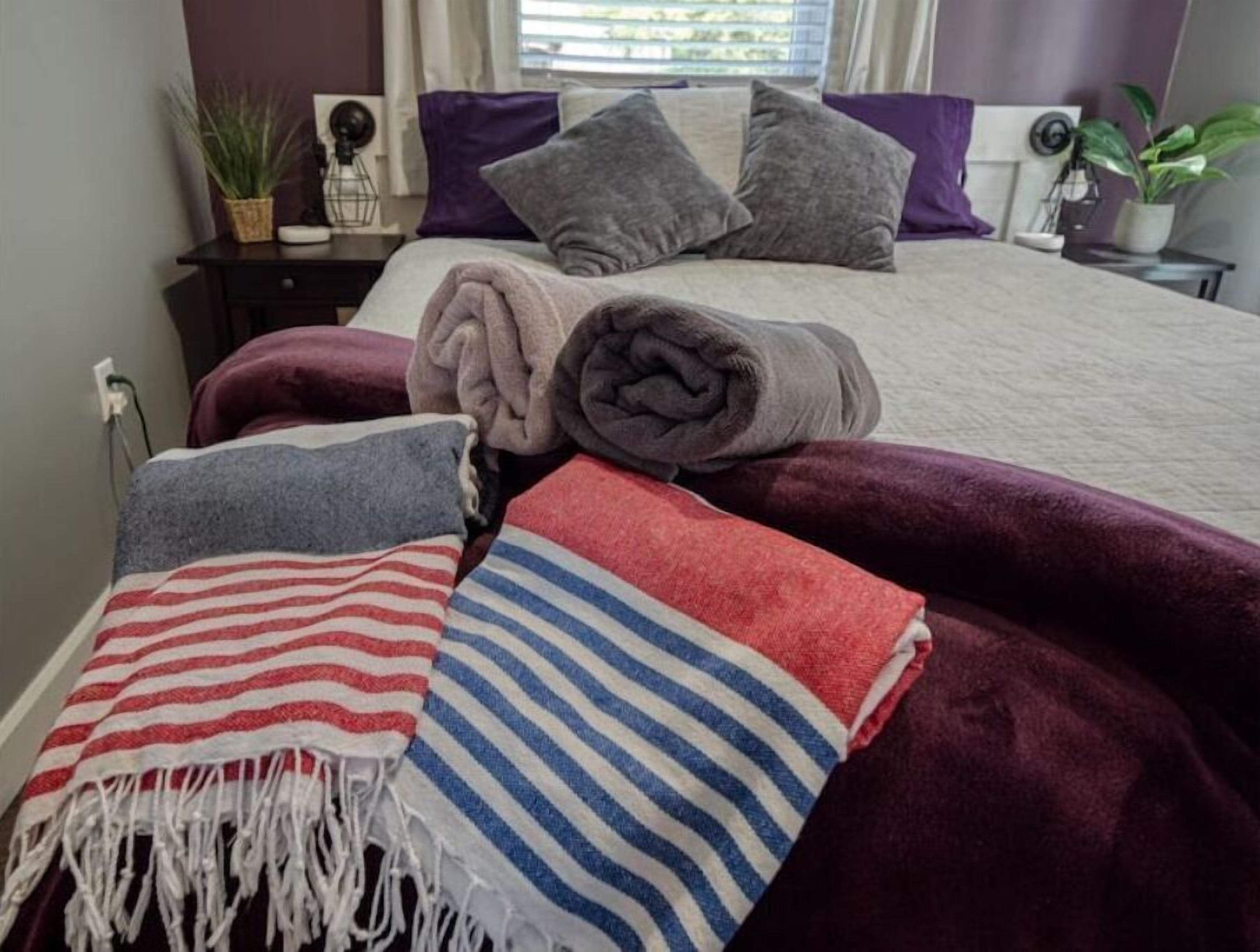 Erie Shores Retreat family cottage with hot tub!!