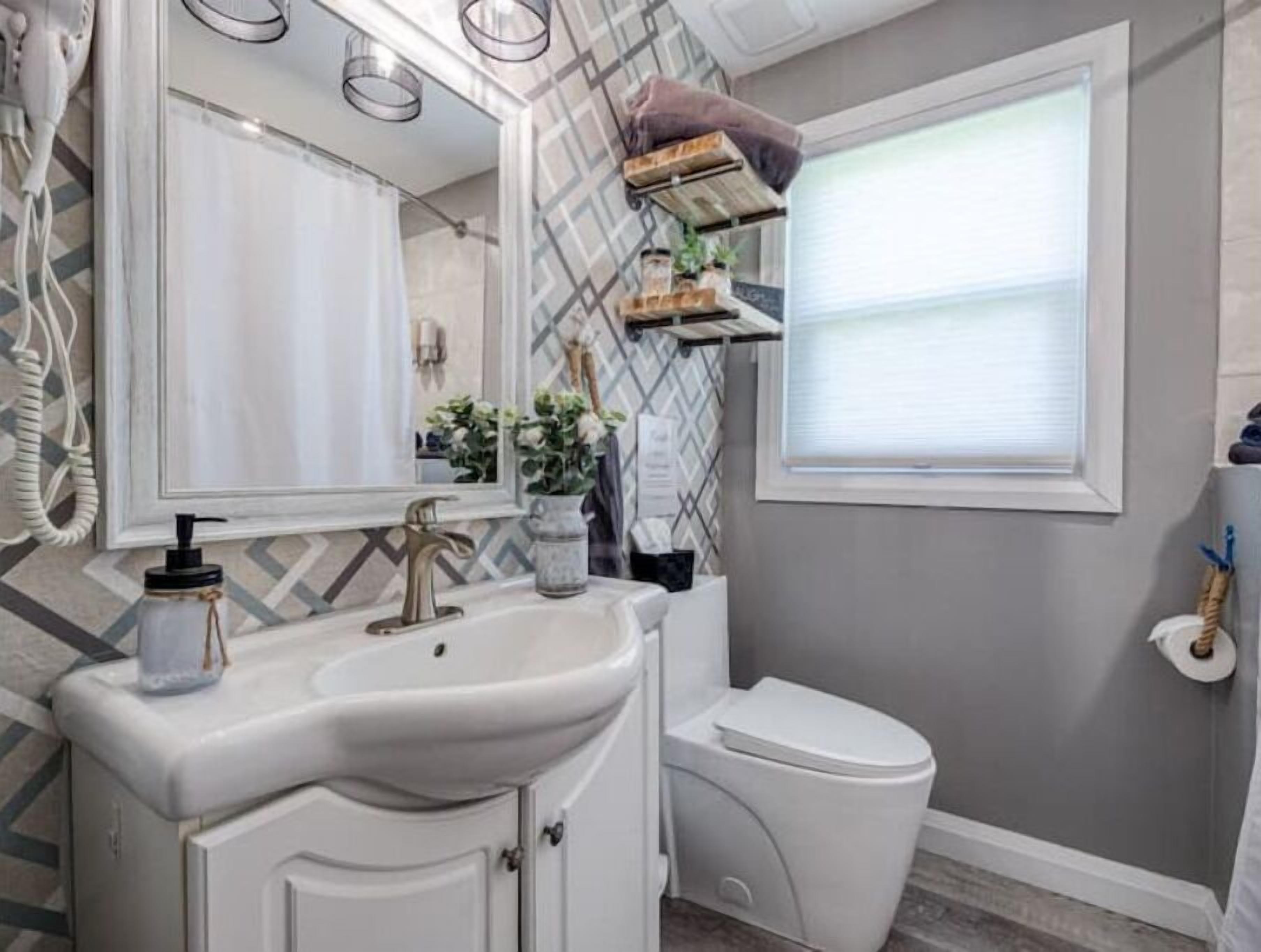 Erie Shores Retreat family cottage with hot tub!!